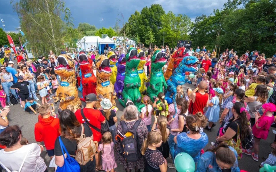 Praha ožila tančícími dinosaury a drony
