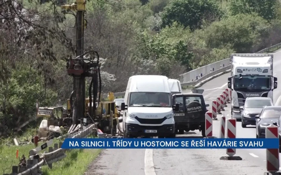 Na silnici I. třídy u Hostomic se řeší havárie svahu, na místě je omezení 