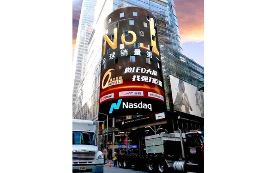 Společnost Qiangli Jucai rozzářila obrazovku Nasdaq na Times Square připomínkou světového prvního místa v prodejích LED displejů
