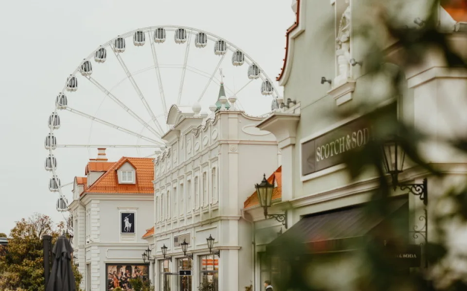 Designer Outlet Parndorf slaví 26. narozeniny: Značky jako Karl Lagerfeld, Valentino nebo Guess se slevou až 70 %