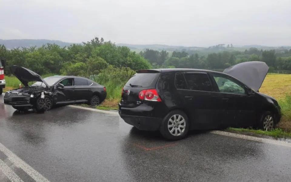 Dvě nehody u Kostelce. Bouralo zde pět aut, dva lidé se zranili, škoda je 300 tisíc korun