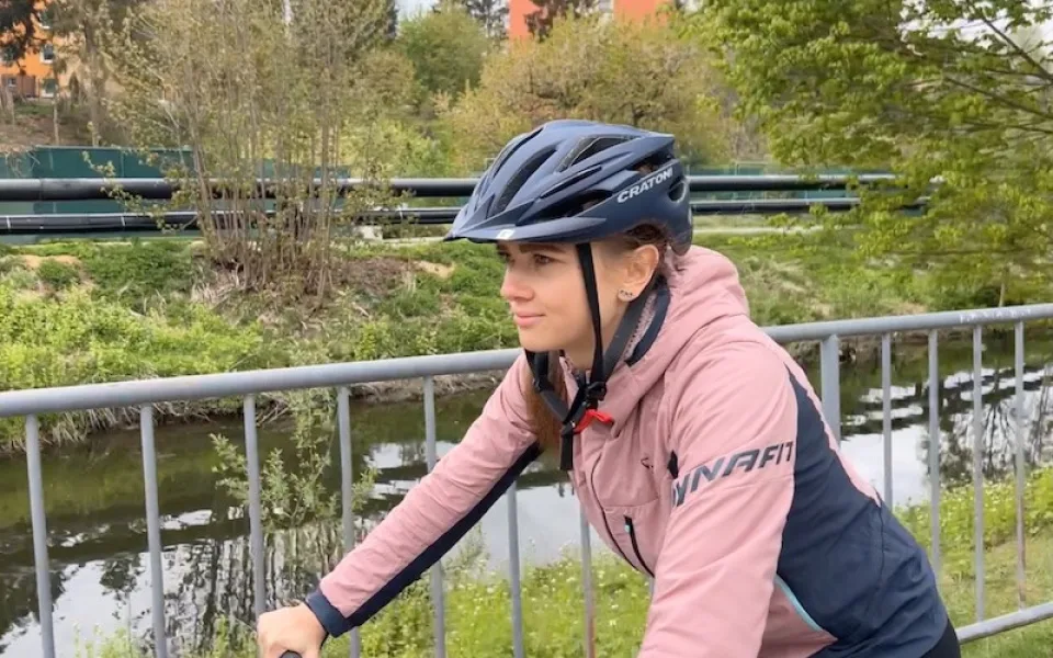 Cyklistická přilba může dítěti zachránit život. Pokud je správně vybraná a nasazená.