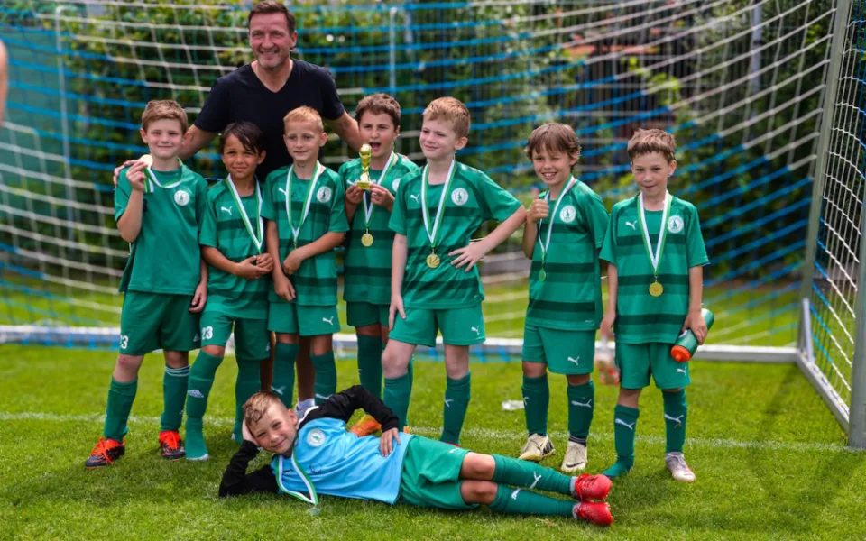 Malí fotbalisté se utkali na Šmíca Cupu v Dolních Chabrech. Ať to dotáhnout co nejdál, popřál jim Šmicer