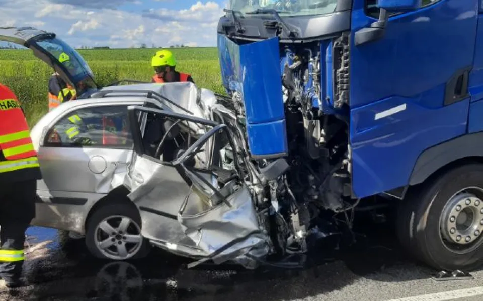 Tragédie na Pelhřimovsku. Řidič v osobním autě nepřežil střet s náklaďákem, místo je neprůjezdné