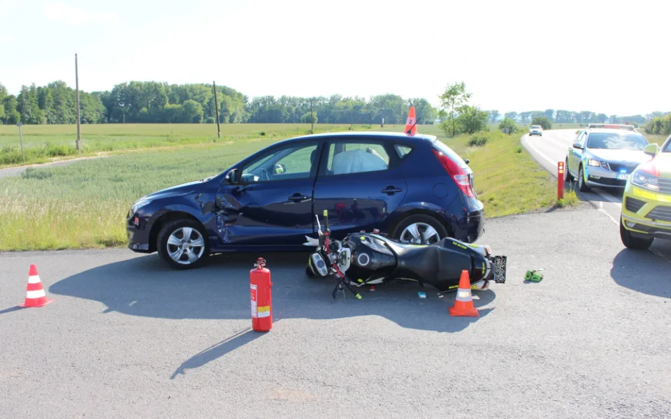 Policisté hledají svědky nehody. Motocyklista se měl střetnout s Hyundaiem.
