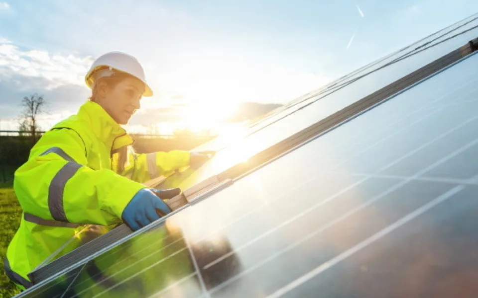 EIT InnoEnergy zahájila činnost Evropské solární akademie, která v příštích dvou letech umožní získat kvalifikaci pro 65 000 pracovníků.