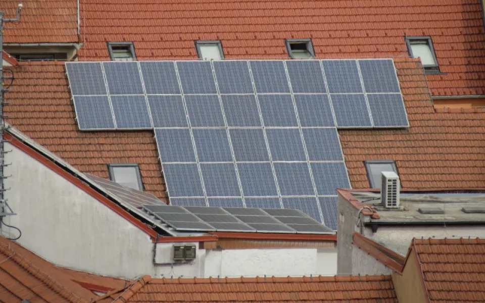 Jak (chytře) investovat do fotovoltaiky v družstvu nebo SVJ?