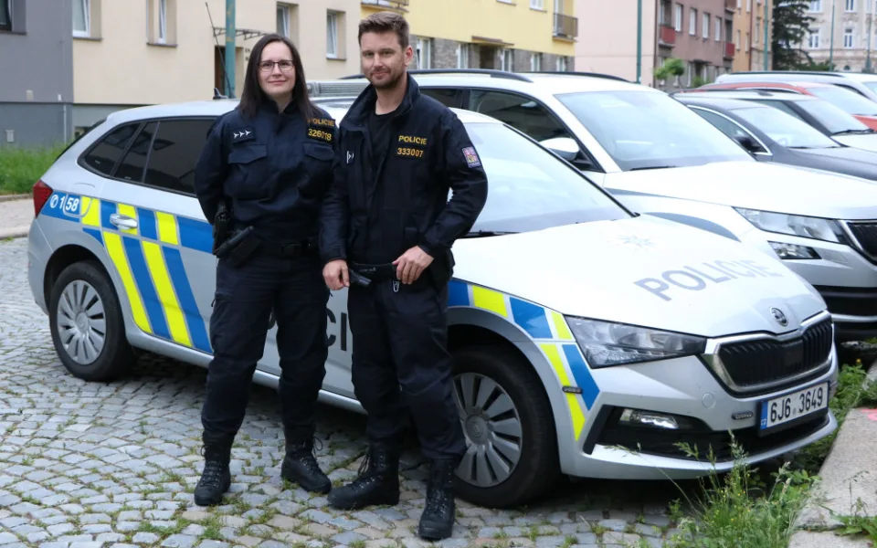 V Jihlavě ležel na zemi muž v křečích. Policisté neváhali a poskytli mu pomoc. Foto: poskytla Policie ČR