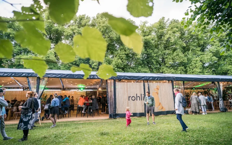 Rohlík znovu na KVIFF. Letos rozšíří Rohlíček zónu i menu z farmářských surovin