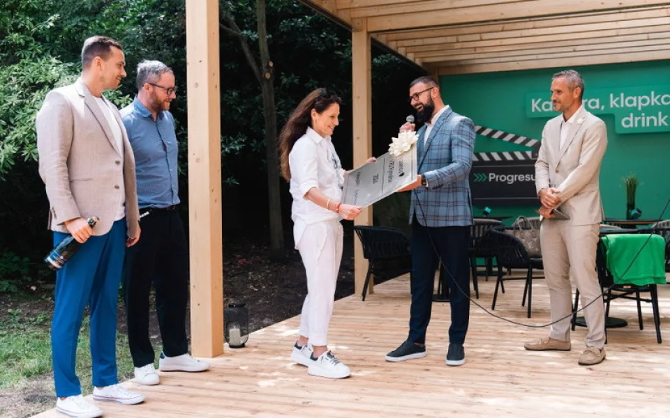 Skupina Progresus na filmovém festivalu ve Varech představila nový kavárenský modul, dřevostavba bude městu sloužit dlouhodobě