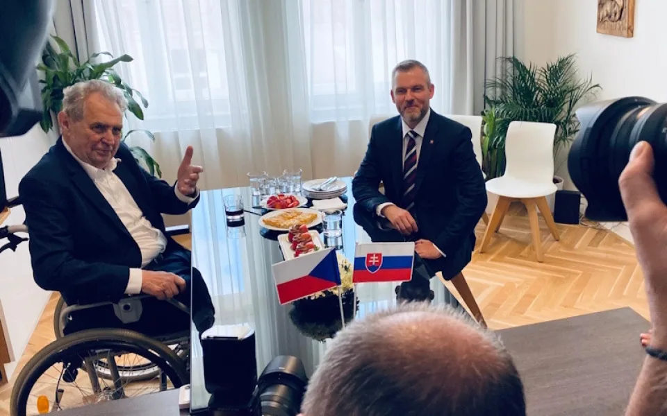 Slovenský prezident Pellegrini obdržel v Praze medy s houbami