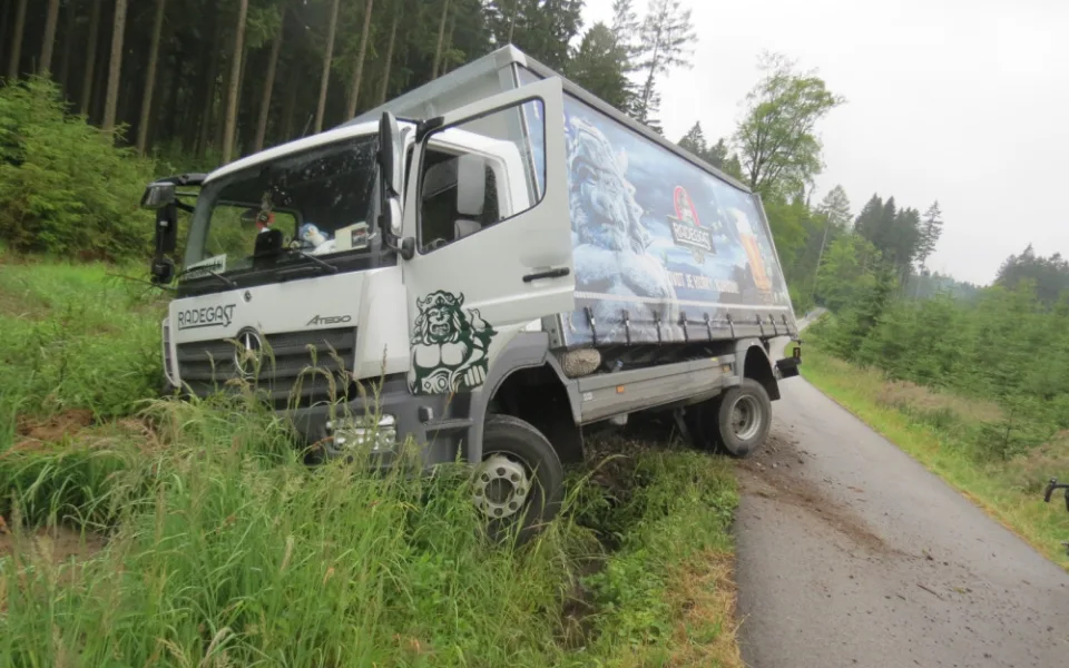 Škoda skoro za milion. Řidič v náklaďáku najel na krajnici a skončil v příkopu