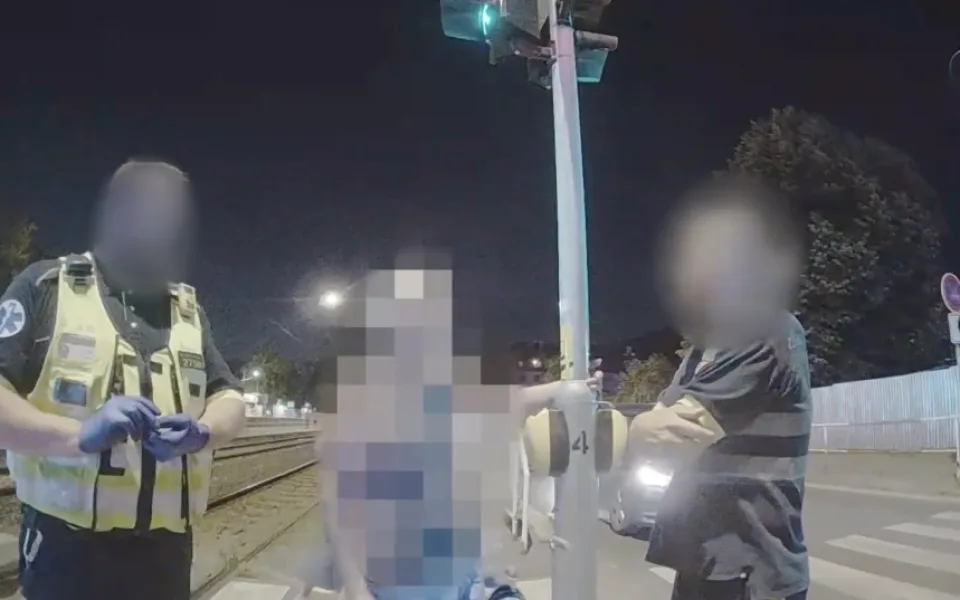 Senior odmítal opustit tramvaj po nehodě. Vystoupím jen nejbližšími dveřmi, jsem invalida, opakoval.
