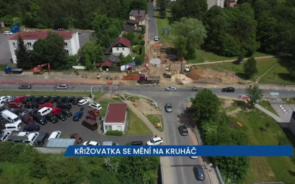 Křižovatka v Mariánských Lázních se mění na okružní, problémy tady měly i kamiony
