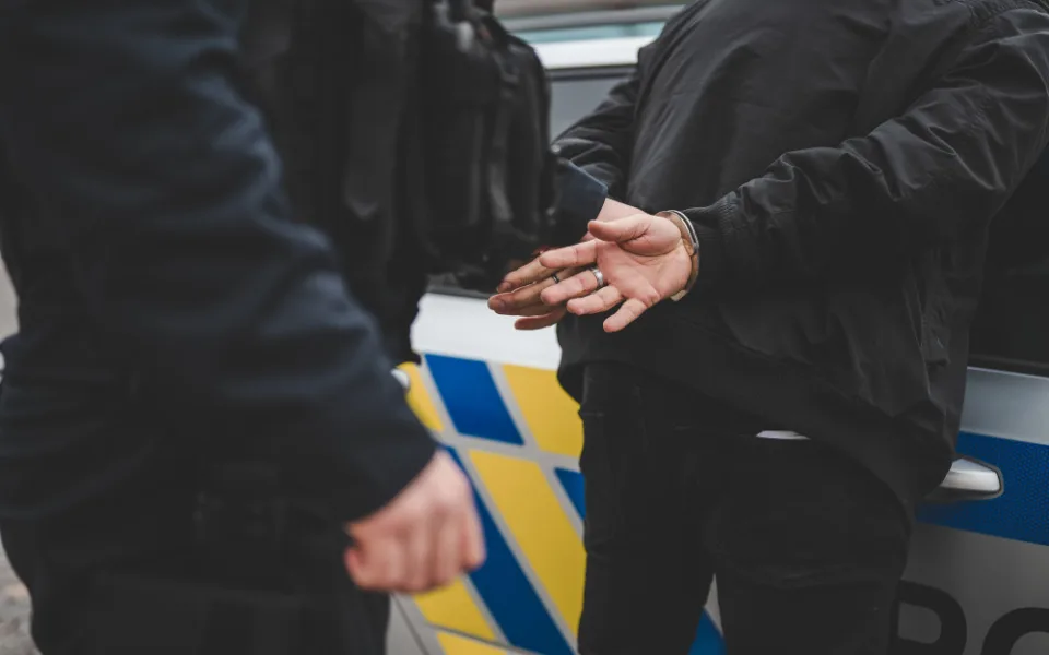 Do bytu lákal nezletilé chlapce a zneužíval je. Muže dopadli kriminalisté