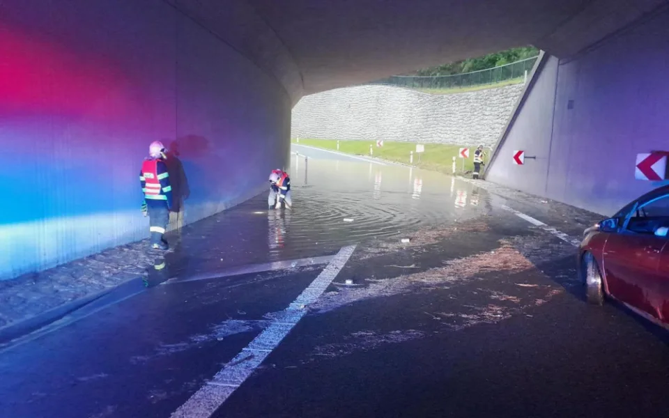 Bouřky zaměstnaly profesionální i dobrovolné hasiče. Voda zaplavila také nájezd na frekventovanou silnici.