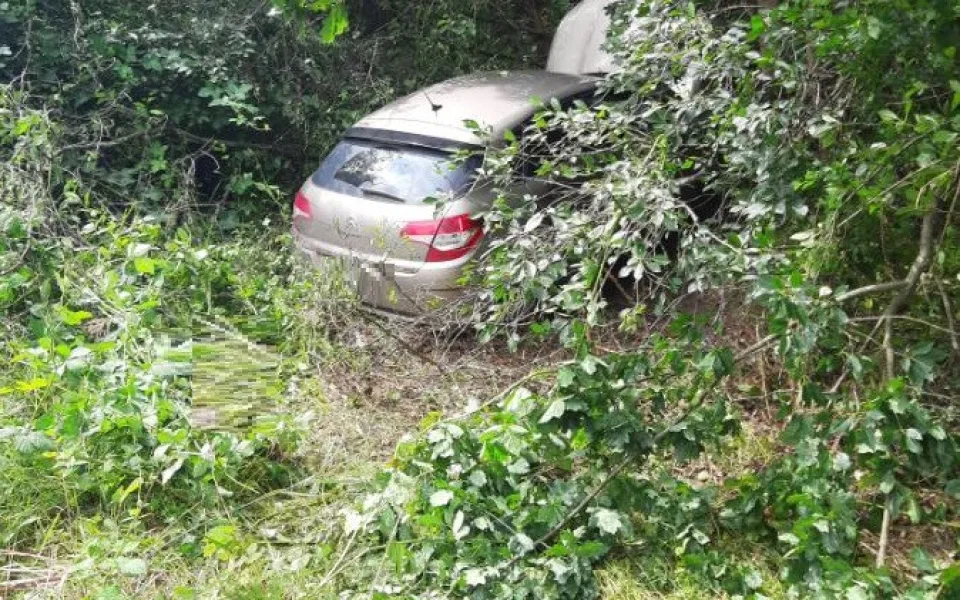 Muž popil alkohol a sedl za volant. Na Třebíčsku boural, spolujezdkyně skončila v nemocnici