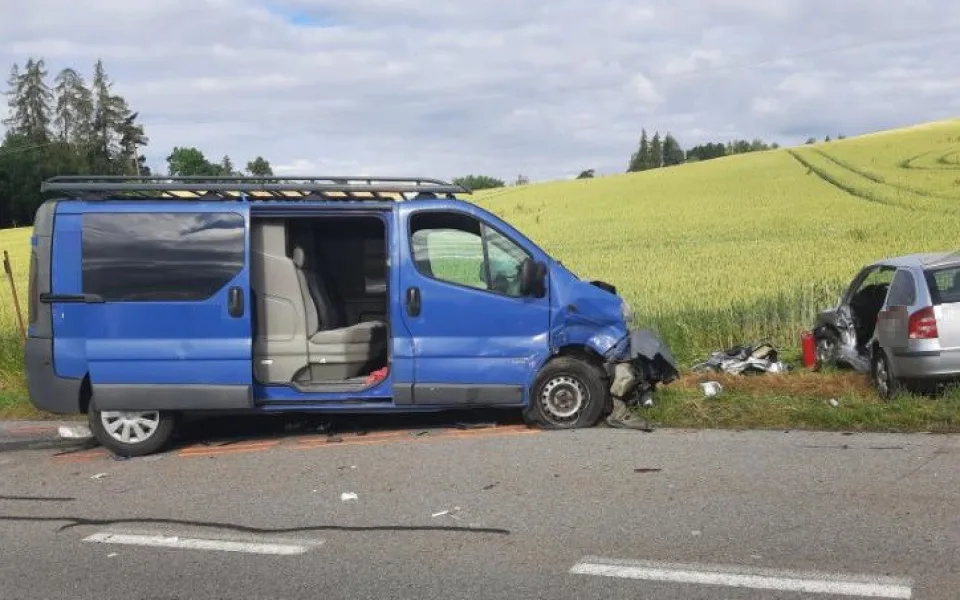 U Třeštice se bouralo, zraněnému řidiči pomohla žena. Hledá ji teď policie, hlásit se mohou i další svědci 