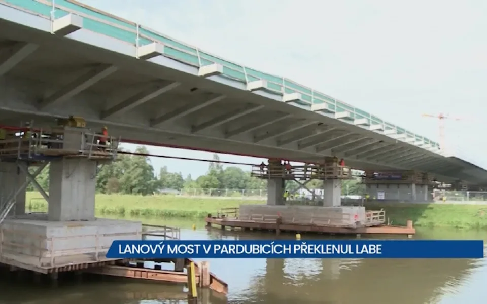 Lanový most v Pardubicích překlenul Labe, práce na obchvatu pokračují