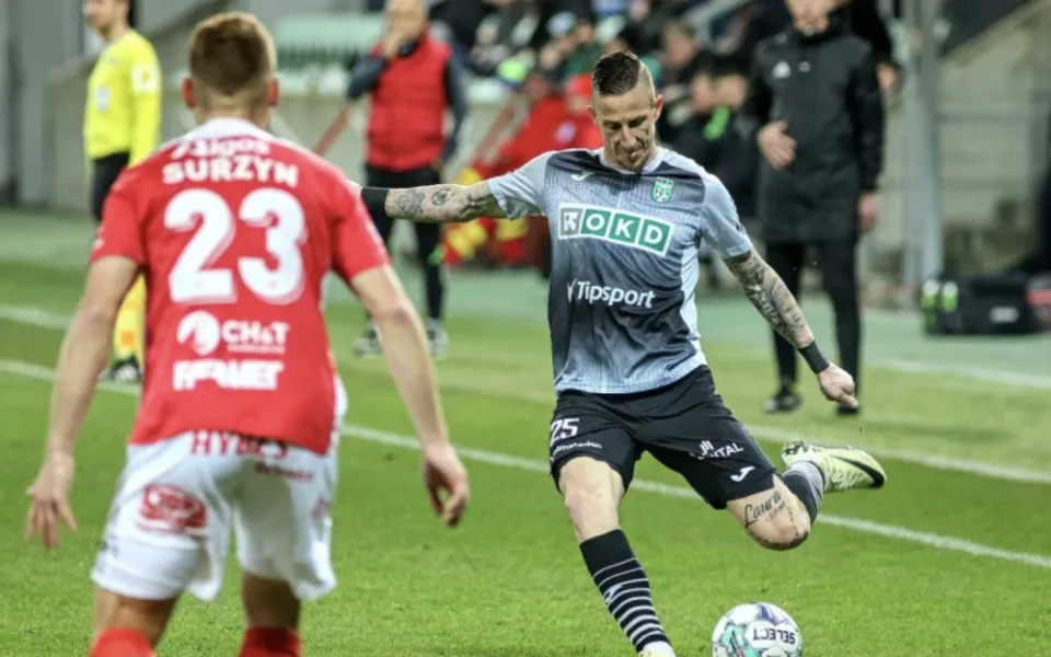 Karvinští fotbalisté zvítězili v Pardubicích 1:0, rozhodl Memič.