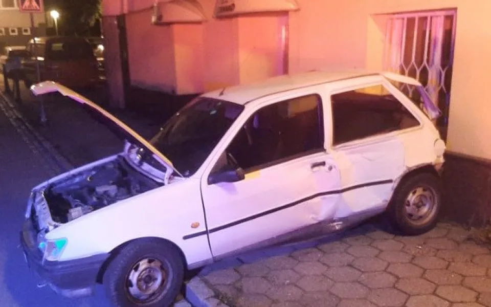 Seniorka za volantem vyjížděla v Humpolci z parkoviště. Narazila při tom do několika domů. Foto: poskytla Policie ČR
