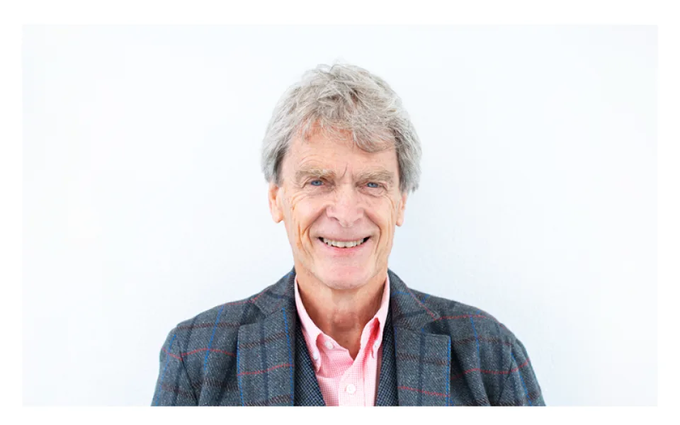 Za reklamu dostal jako jediný vyznamenání od královny. Letos sir John Hegarty poprvé vystoupí v Praze