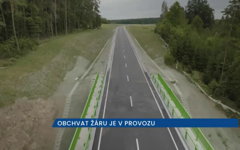 Řidiči jezdí po nově otevřeném obchvatu Žáru, nová a bezpečná silnice zkrátí cestu