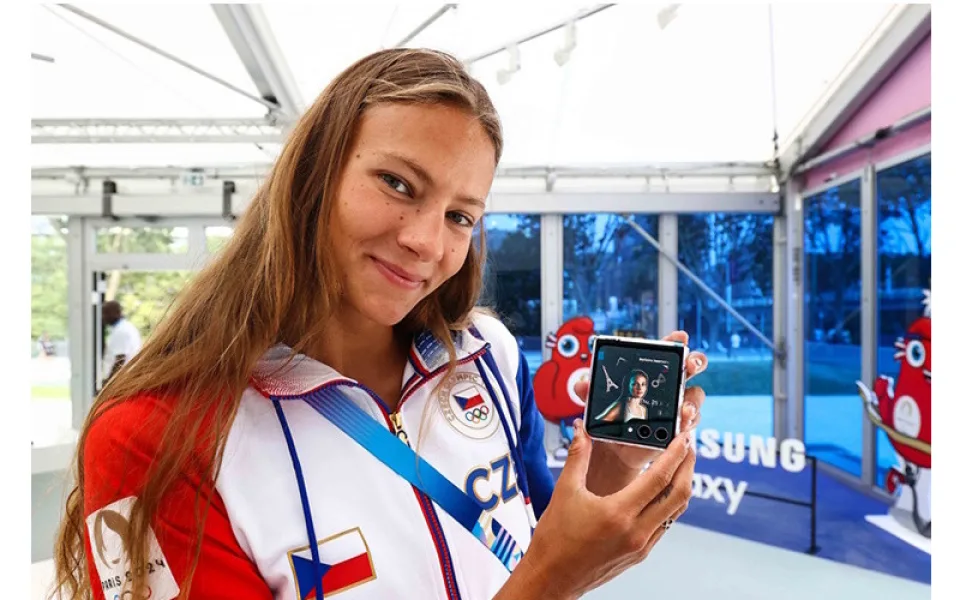 Paříž 2024: Medailisté se poprvé v historii dělí o své vítězné úsměvy s fanoušky v rámci tzv. Victory Selfie, pořízené pomocí Galaxy Z Flip6 Olympic Edition
