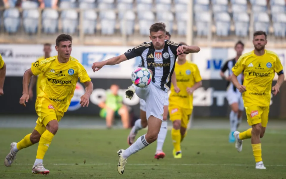 Fotbalisté Českých Budějovic pod trenérem Strakou prohráli s Pardubicemi 1:3