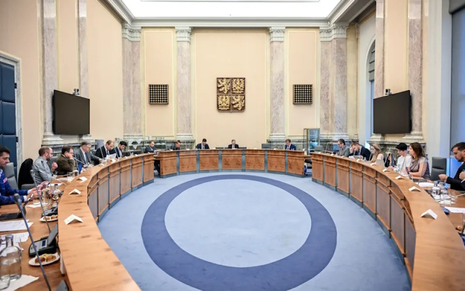 Zálohy na PET lahve? Hladíkova novela tvrdě narazila. O dopadech na lidi a obce je třeba mluvit pravdu, zní z Legislativní rady vlády