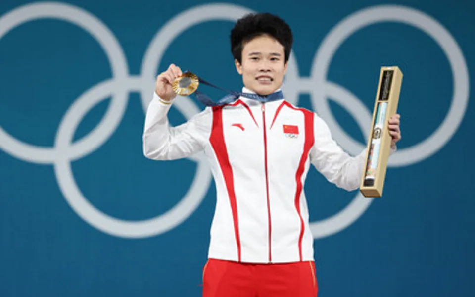 Hou Zhihuiová ze vzpěračského týmu Hunan Zoomlion překonala na olympijských hrách v Paříži stávající olympijský rekord a získala zlatou medaili