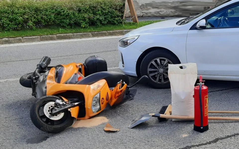Pětašedesátiletý motocyklista nedostal v Telči přednost od řidiče auta, skončil v nemocnici. Foto: se souhlasem Policie ČR