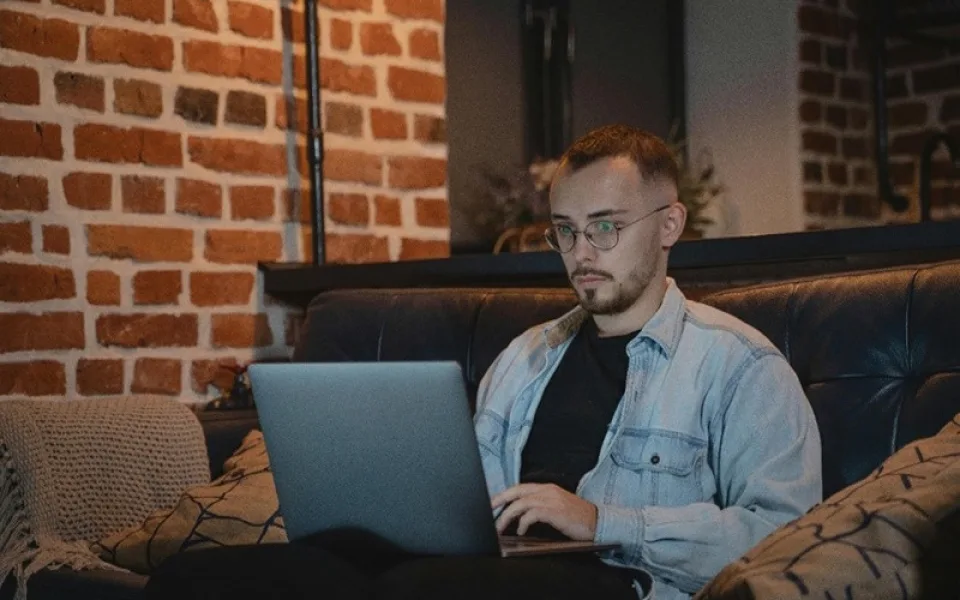 Terapeutické programy založené na kognitivně-behaviorální terapii mají vědecky potvrzenou účinnost při léčbě mírných až středně těžkých příznaků nejen deprese a úzkosti