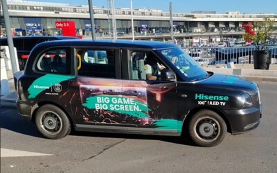 Společnost Hisense France slaví úspěšnou dekádu na trhu a propaguje 100palcové obrazovky kampaní "Big Game, Big Screen"