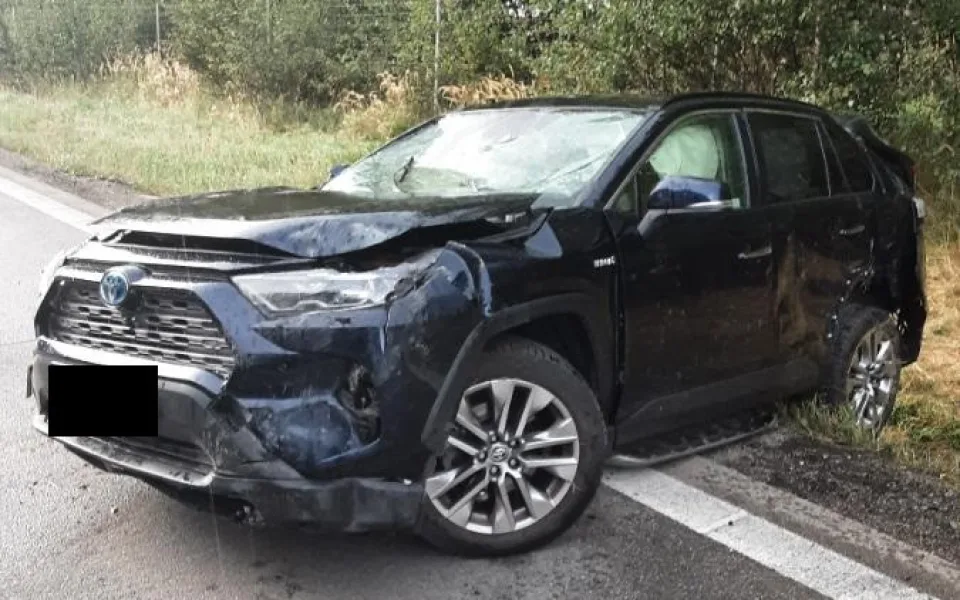 Po havárii na dálnici se auto několikrát převrátilo přes střechu, viník od nehody ujel. Foto: poskytla Policie ČR