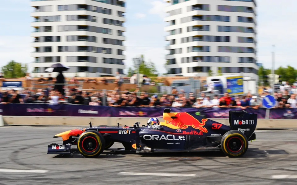 FOTOGALERIE: Karlín přivítal ikonickou formuli 1 a další motosportové vozy