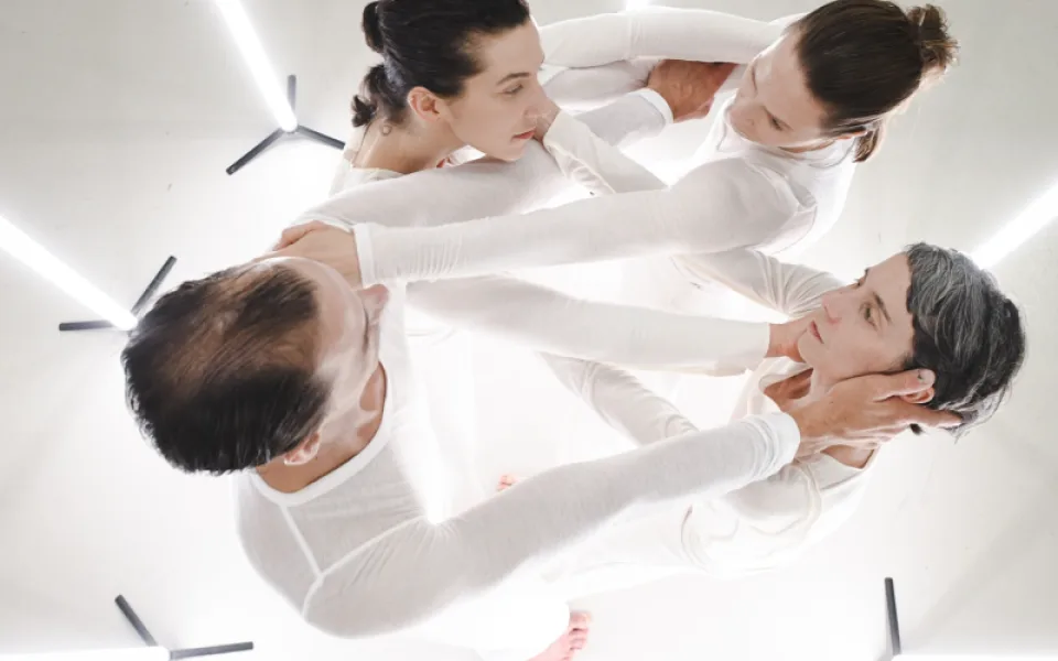 Taneční platforma ME-SA ve spolupráci s kreativním studiem Brainz a uměleckou produkcí Motionhouse uvádí světovou premiéru mezinárodní inovativní taneční performativní instalace 6 Degrees