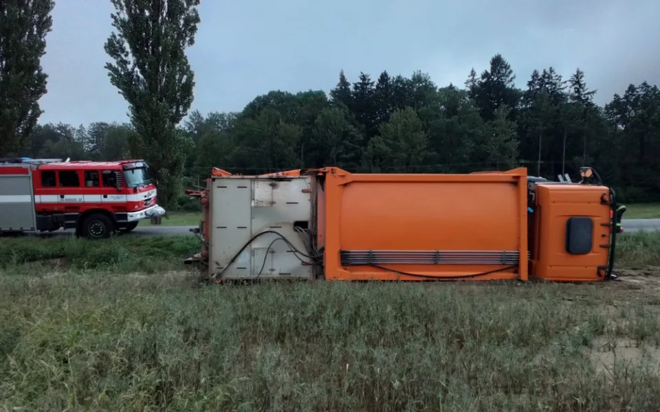 Nehody se nevyhýbají ani popelářům. Jejich vůz skončil v Pavlínově na boku, dva lidé se zranili 