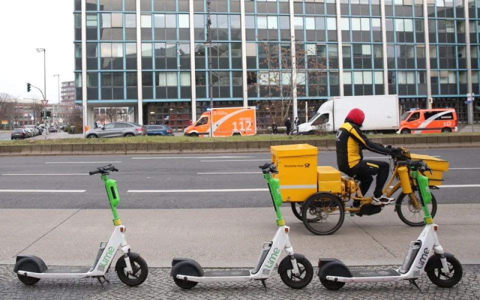 Nová studie: i zlomek plánované výroby baterií v EU může podpořit přechod na lehká elektrická vozidla (LEV)