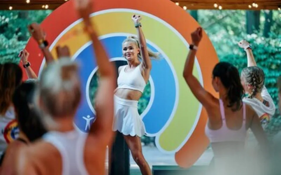Light Up Your Rings: Rozsviťte své kroužky na venkovní kardio party s Pamelou Reifovou