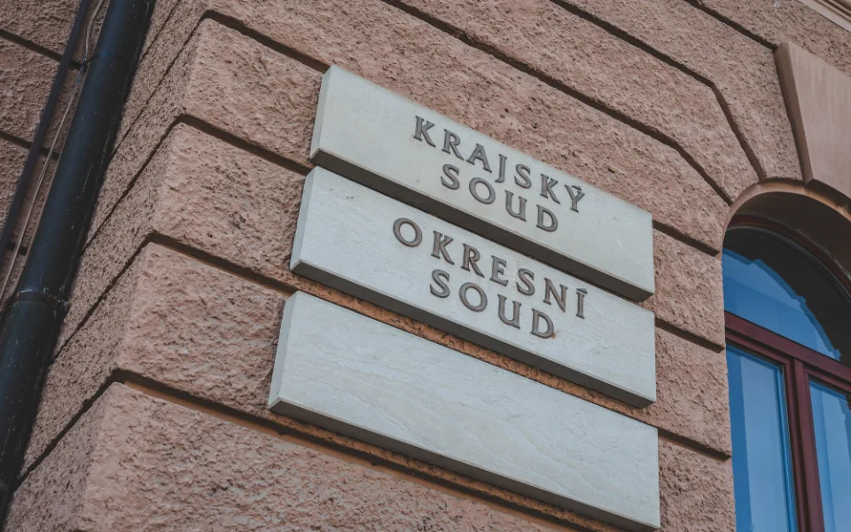 Soud projednává vraždu ženy na Českokrumlovsku. Obžalovaný ji měl svázat a ústa přelepit páskou, udusila se