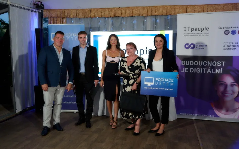 Hosté benefice převzali PC techniku do potřebných rodin