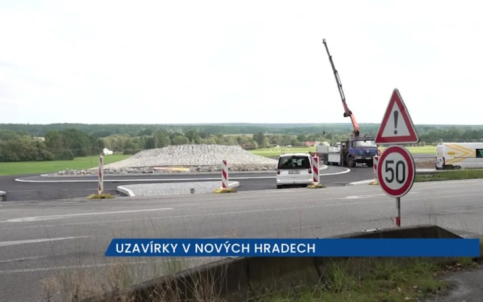 U Nových Hradů na Českobudějovicku se staví nová kruhová křižovatka a opravuje se průtah městem