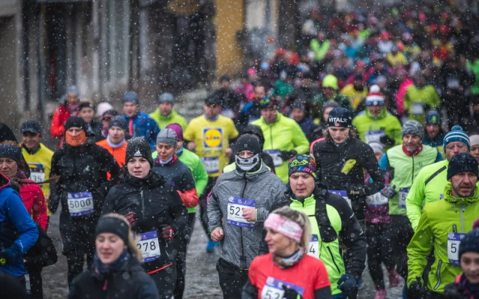 Oblíbená rodinná běžecká série ČEZ RunTour se v roce 2025 rozšiřuje do zimní edice!