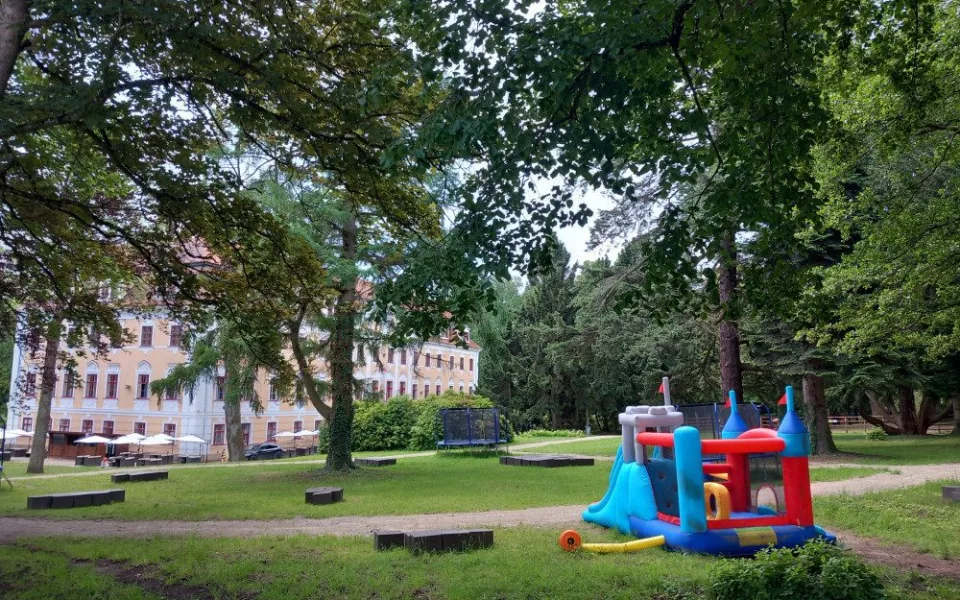 Lanový park, bobová dráha i dinopark. Zámecký areál v Chlumu u Třeboně se nadále bez jakýchkoli povolení mění v zábavní park