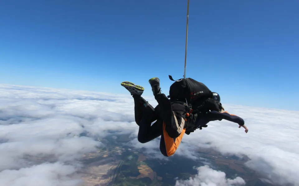 Tandemový seskok: Adrenalin, který vám změní pohled na svět