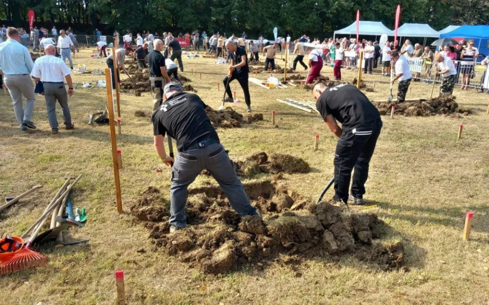 VIDEO: Jak vykopat hrob na čas? V soutěži hrobníků v Maďarsku obsadil tým z Olomouce třetí místo