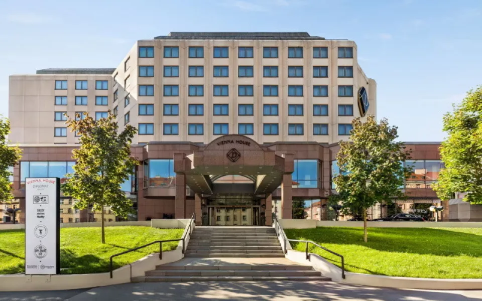 Hotel Vienna House by Wyndham Diplomat Prague prochází rozsáhlou výměnou oběhových čerpadel. Nová čerpadla spotřebují o 47 % méně energie než ta původní