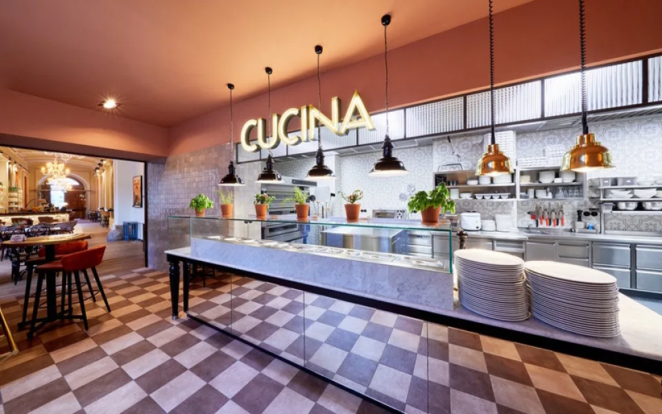 Palác Kinských žije typickou italskou atmosférou. Řetězec restaurací L´Osteria otevřel čtvrtou pobočku v ČR