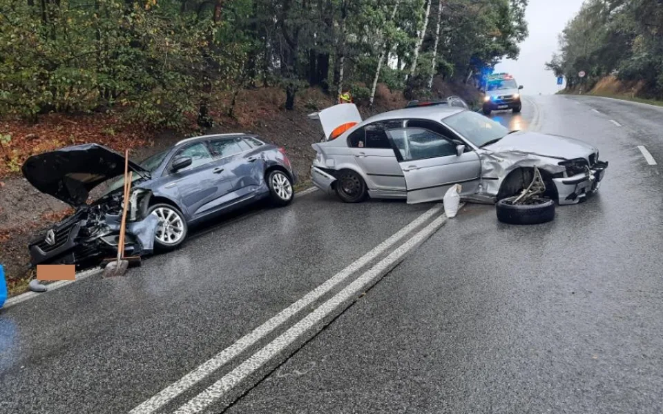Mladý řidič v BMW boural v Kostelci. Srazil se s autem v protisměru, tam se zranily dvě děti